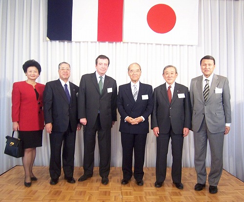 左から　松浦夫人、植木副会長、フォール大使、松浦理事長、牛久保会長、星野副会長